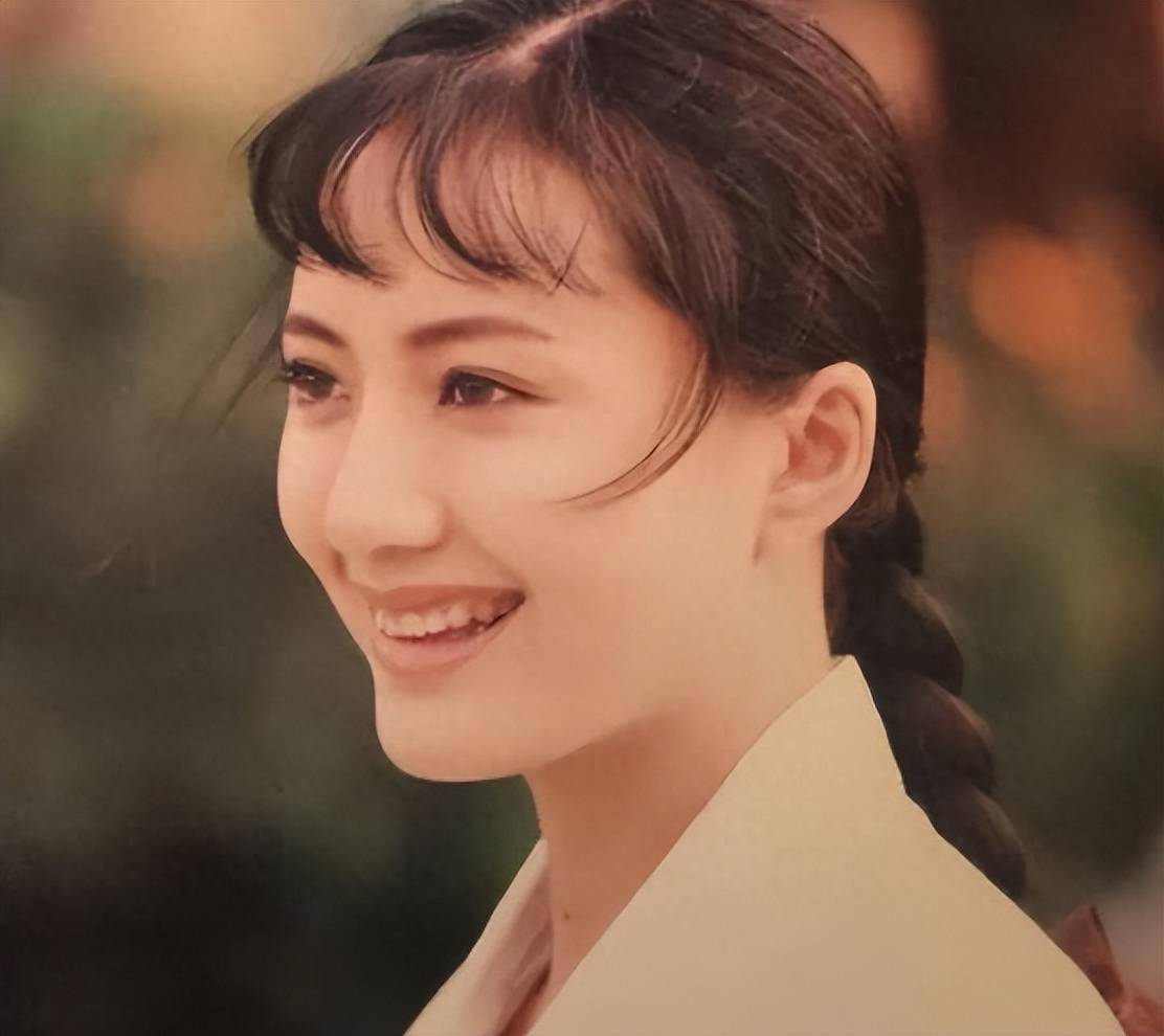 她14岁出道,被誉为桂林最美女演员,出道30年0绯闻,如今怎样了_陆玲