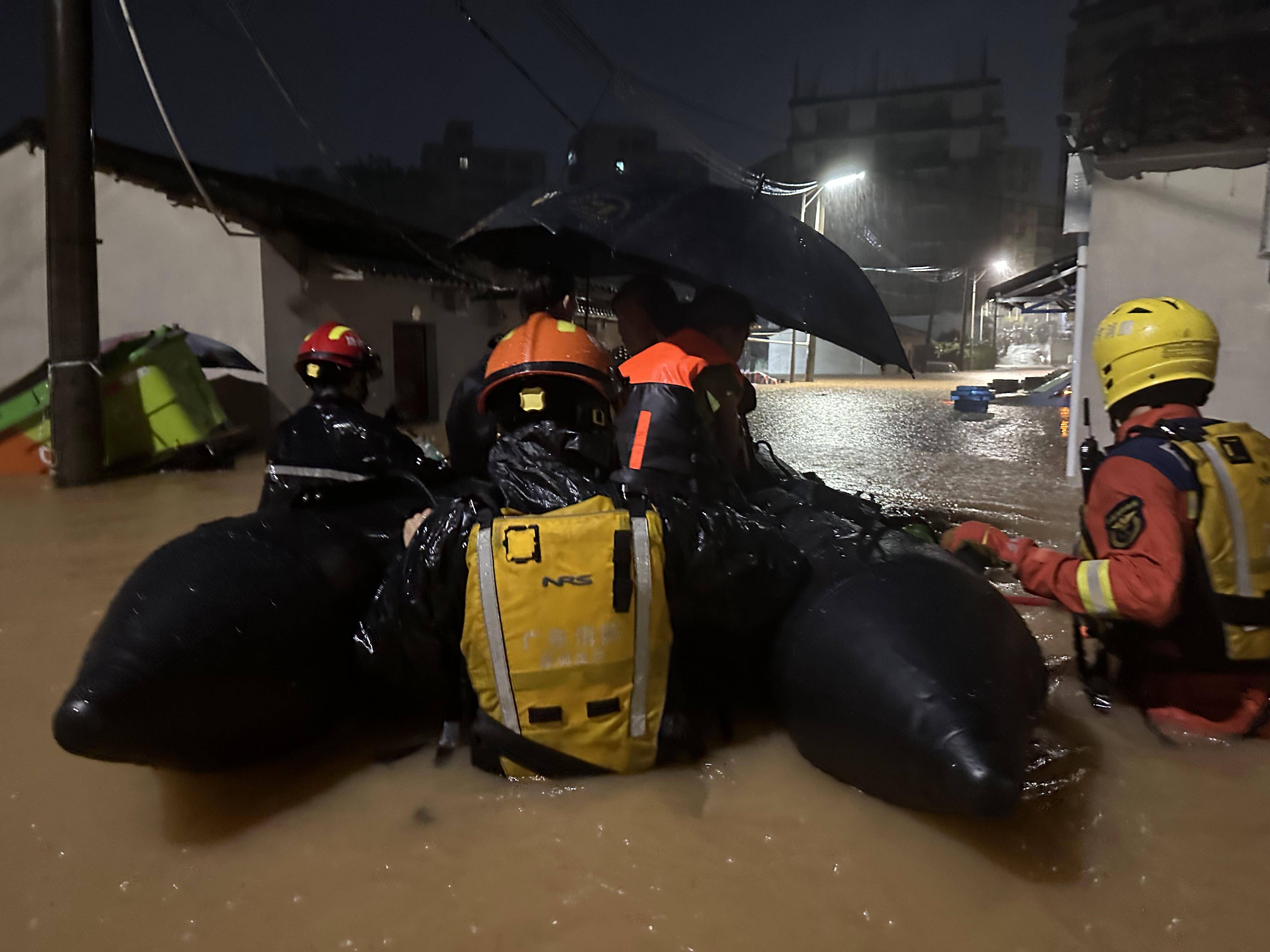 深圳暴雨致多地内涝,消防救援人员营救龙华区被困群众_积水_报警_社区