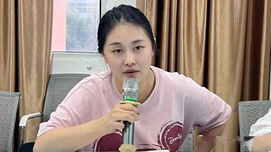 刘迪为大家解读了毕业班奖励制度,同时她希望毕业班老师一能凝聚合力