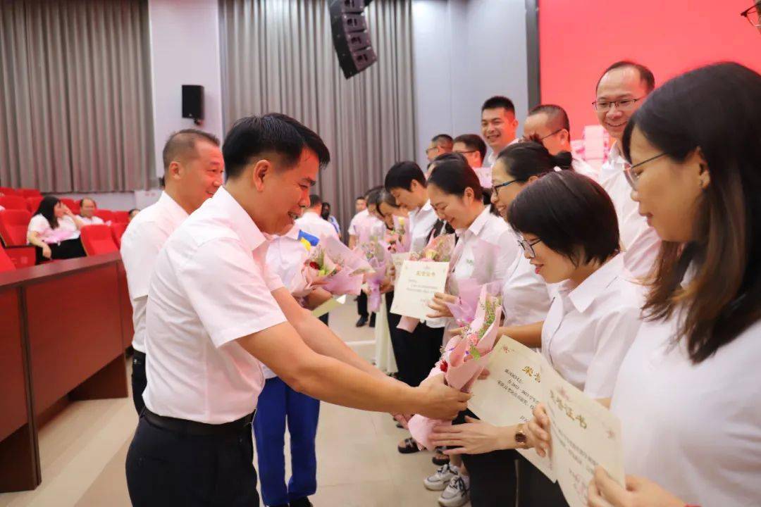 躬耕教坛初心在强国有我远志存 ——封开县广信中学2023年教师节表彰