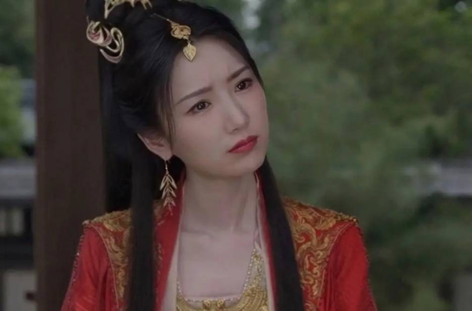 明明同演一部剧,看到宋轶和李沁的时候并没有觉得有什么突兀感,五官看