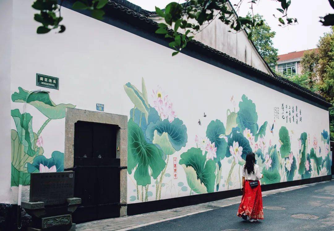"我每天从这里经过,都会看到这个荷花墙绘,很美!