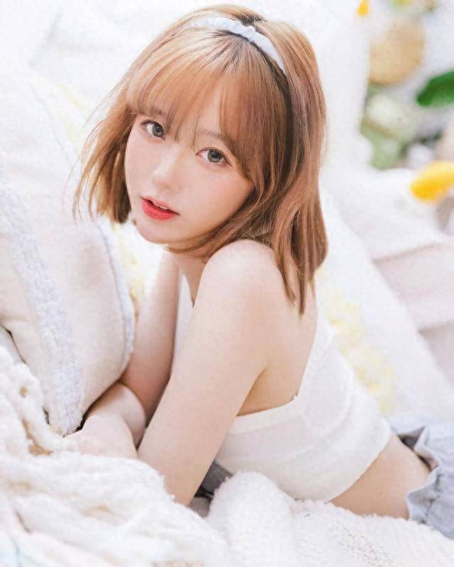 台湾网红妮妮子，长腿细腰柔美曲线，谁说短发妹妹不能走性感路线