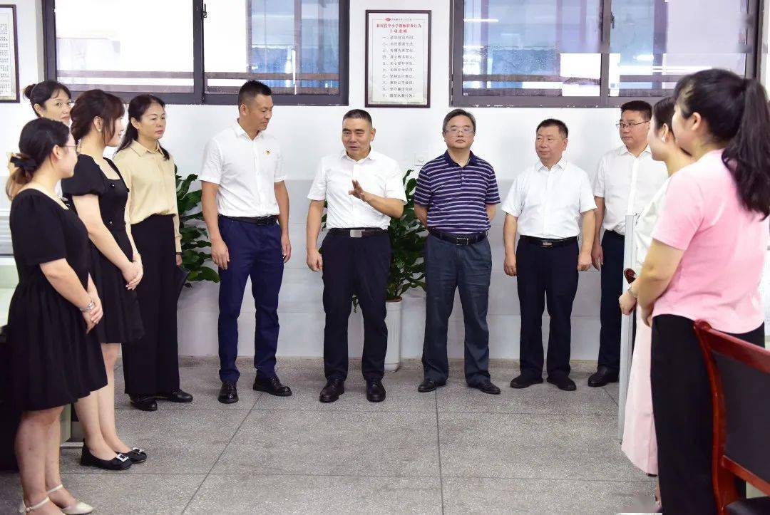 李景耀看望慰问涪陵城三校教师李景耀看望慰问涪陵五中教师在涪陵城三