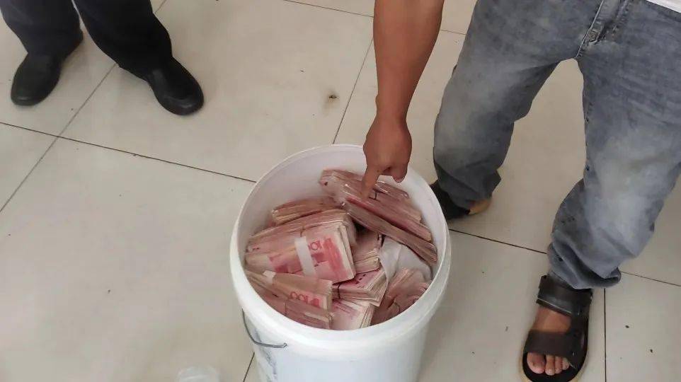 【破案了】黔东南一地农民60万现金装在胶桶里…不翼而飞!