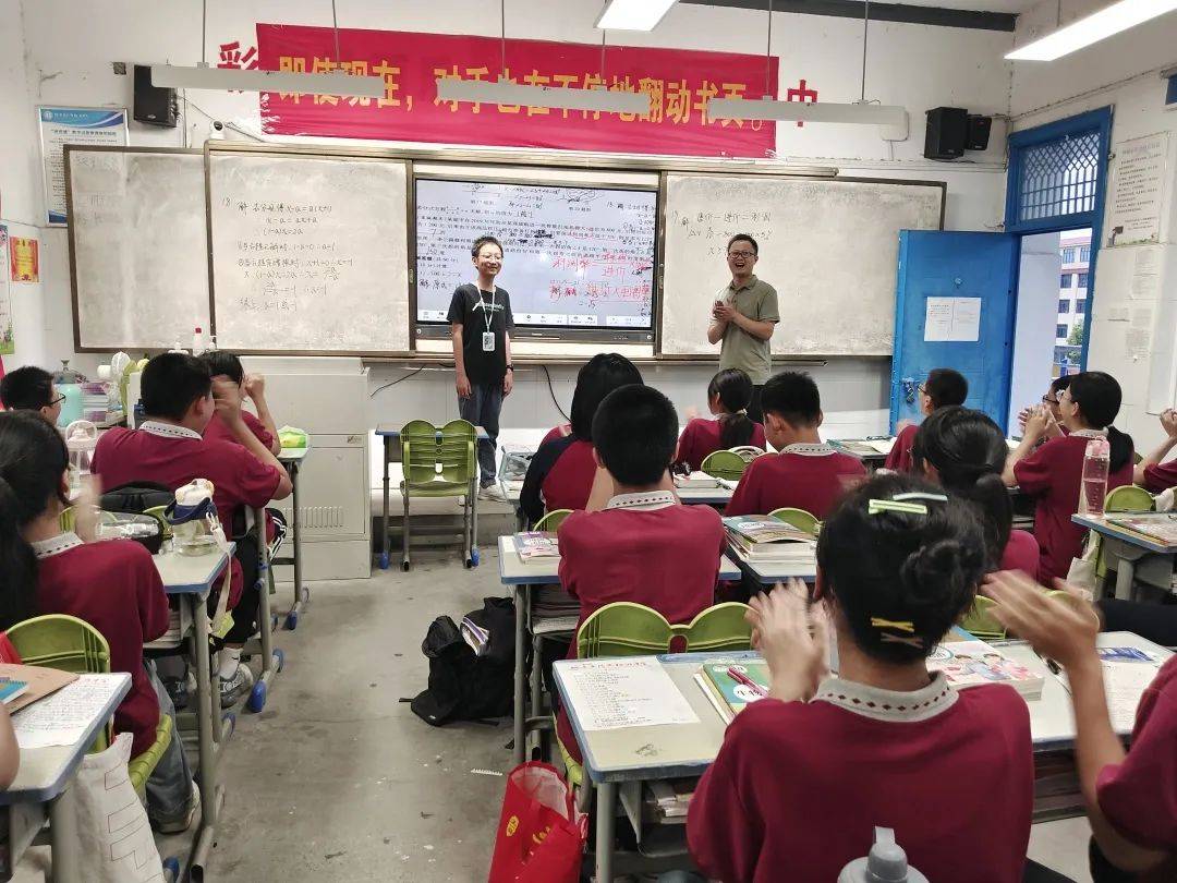 徐滔是肥西县花岗初级中学的一名教师,2012年9月通过招考来到肥西参加