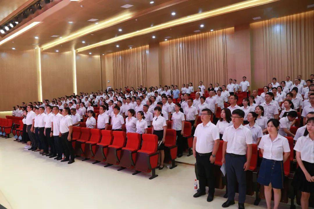 天门中学举行主题为"追求卓越,超越自我"的第三十九个教师节表彰大会