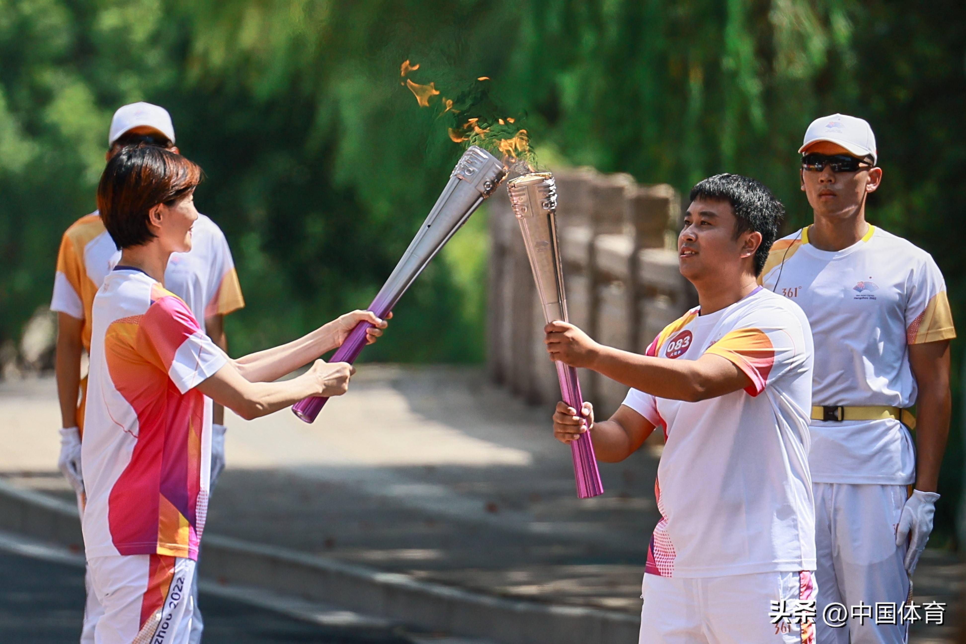 170名火炬手接力传跑杭州亚运会嘉兴站火炬传递 国科大杭州高等研究院