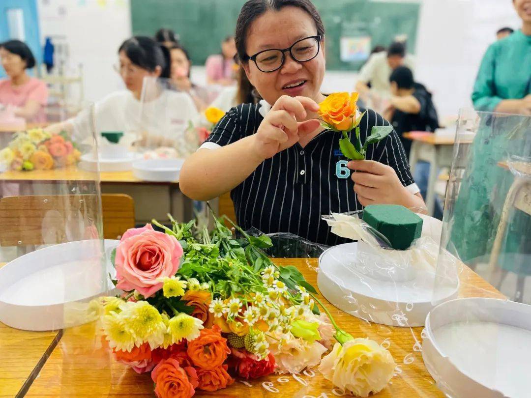 "师"情"花"艺 芬芳东湖——惠州市惠城区东湖学校举行教师节插花活动
