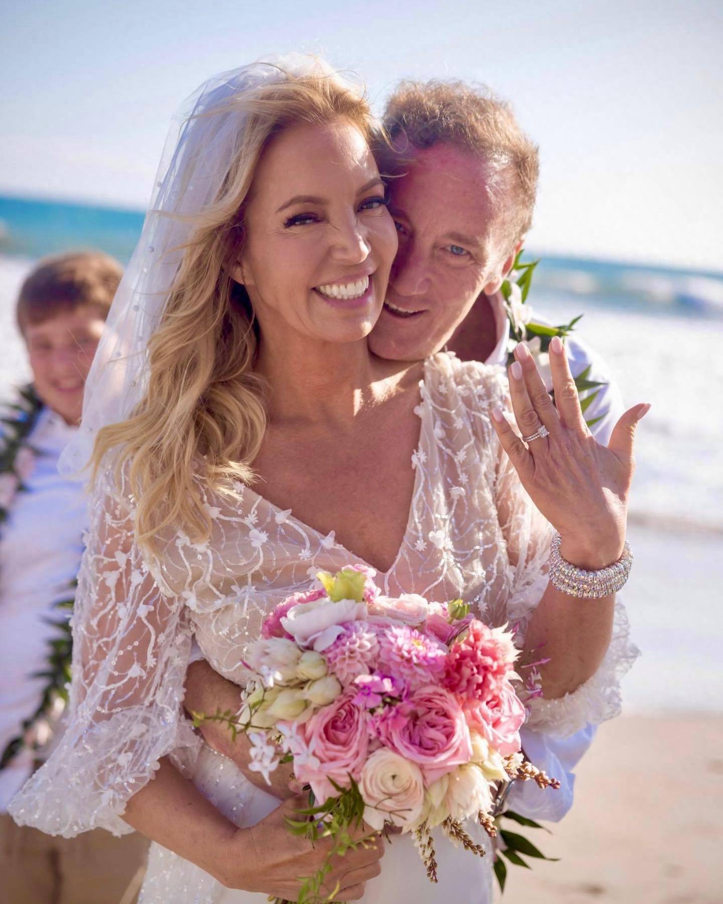 06一周纪念日!湖人老板珍妮晒再婚照 与老公热吻15