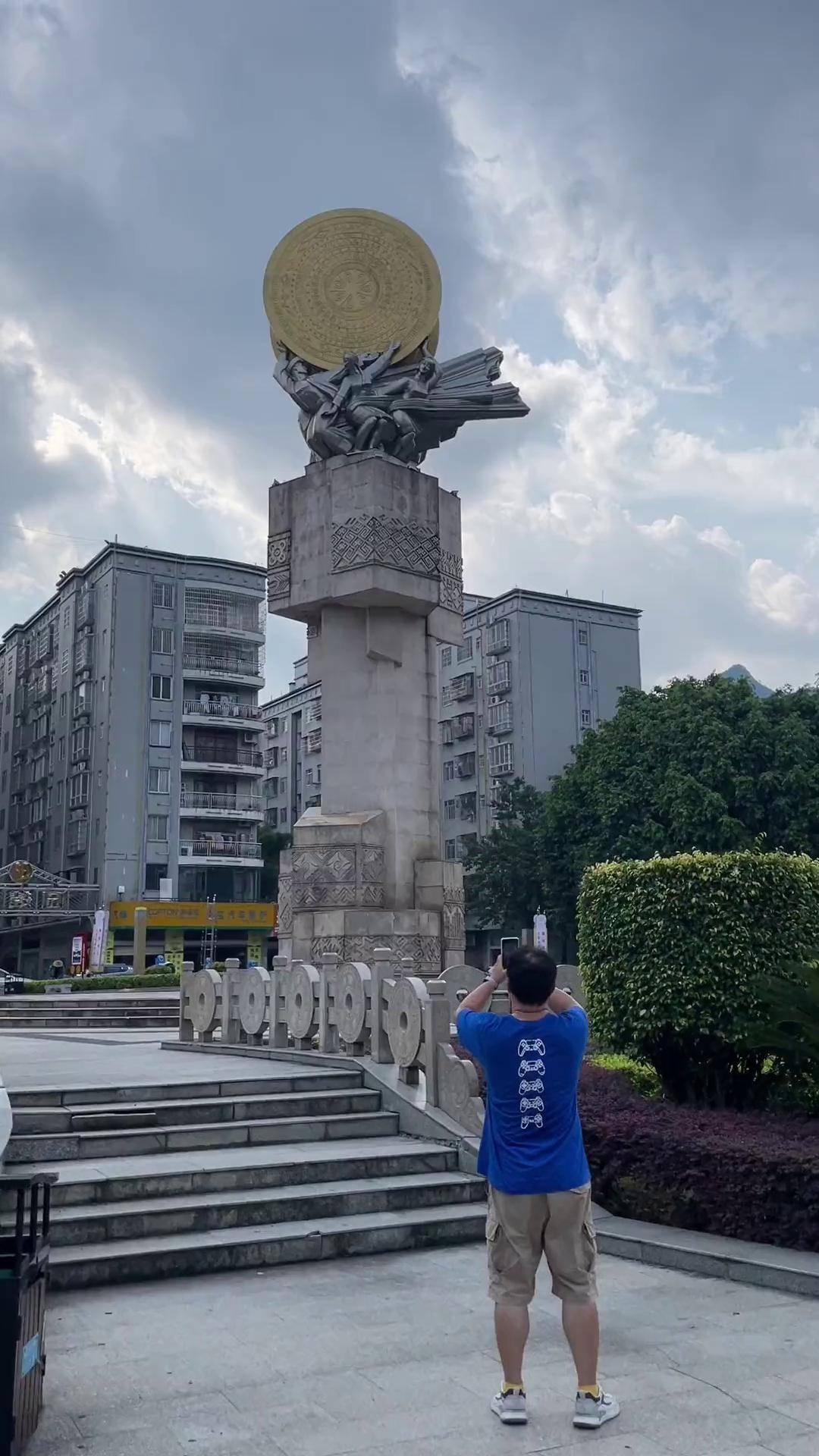 在河池 金城江 铜鼓广场对面 吃的到公社牛八宝啦 七夕情侣携手还有