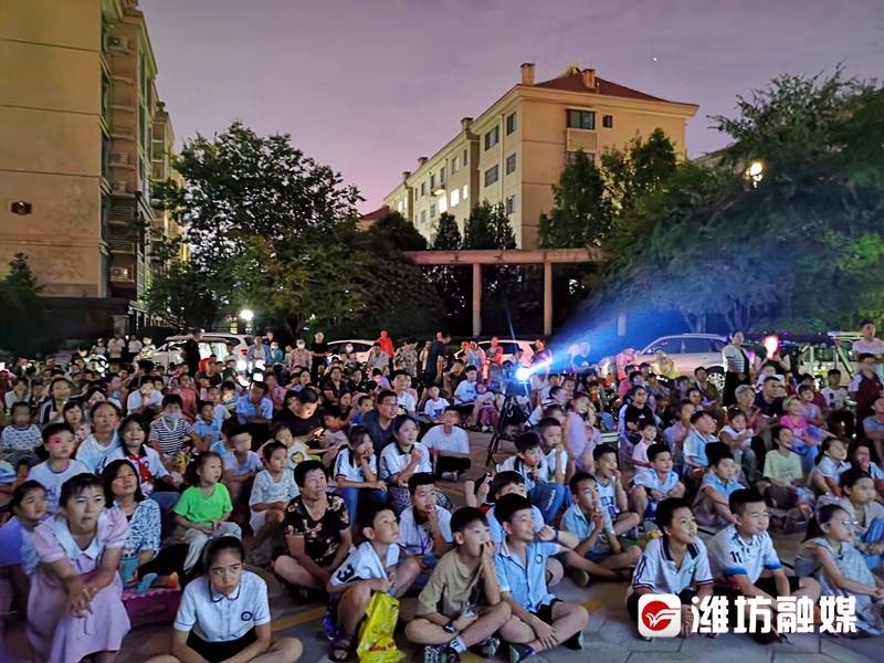 安丘新鲜事：不会理发的电工不是好放映员