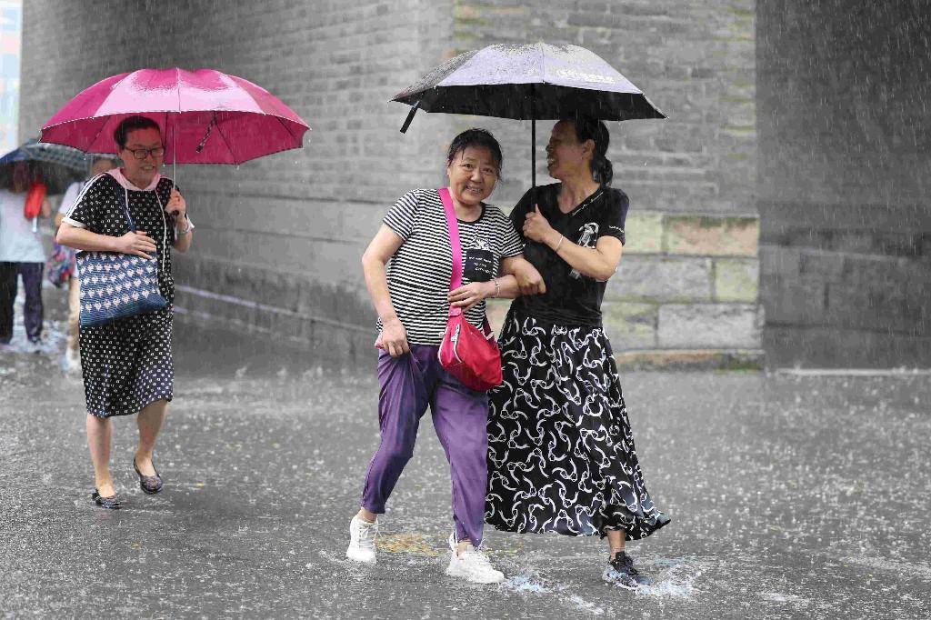 户县大雨图片