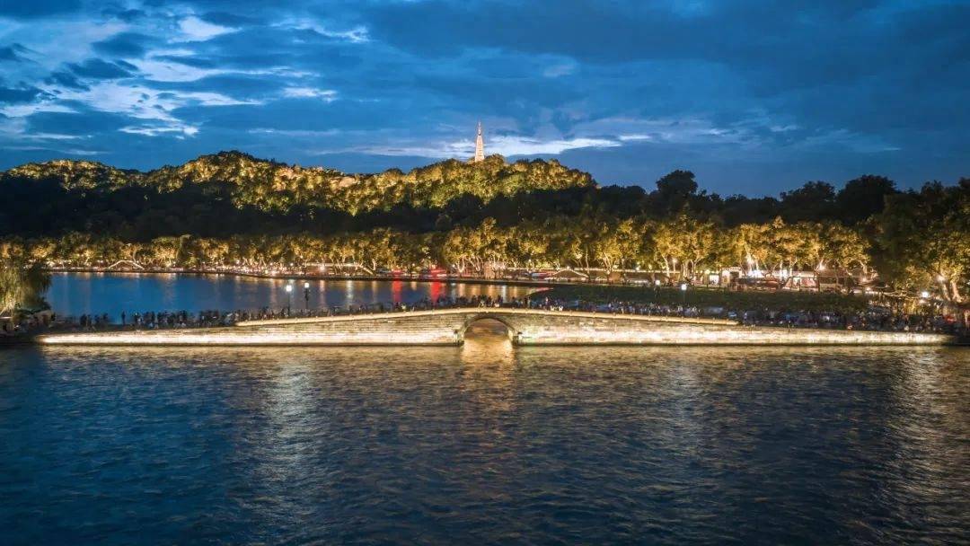 西湖上新了!_夜景_灯光_亮灯