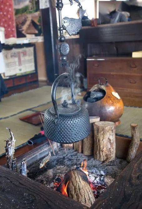 如今,这里依旧保留着有浓厚的江户时代风格的茅草屋顶建筑,各种乡土