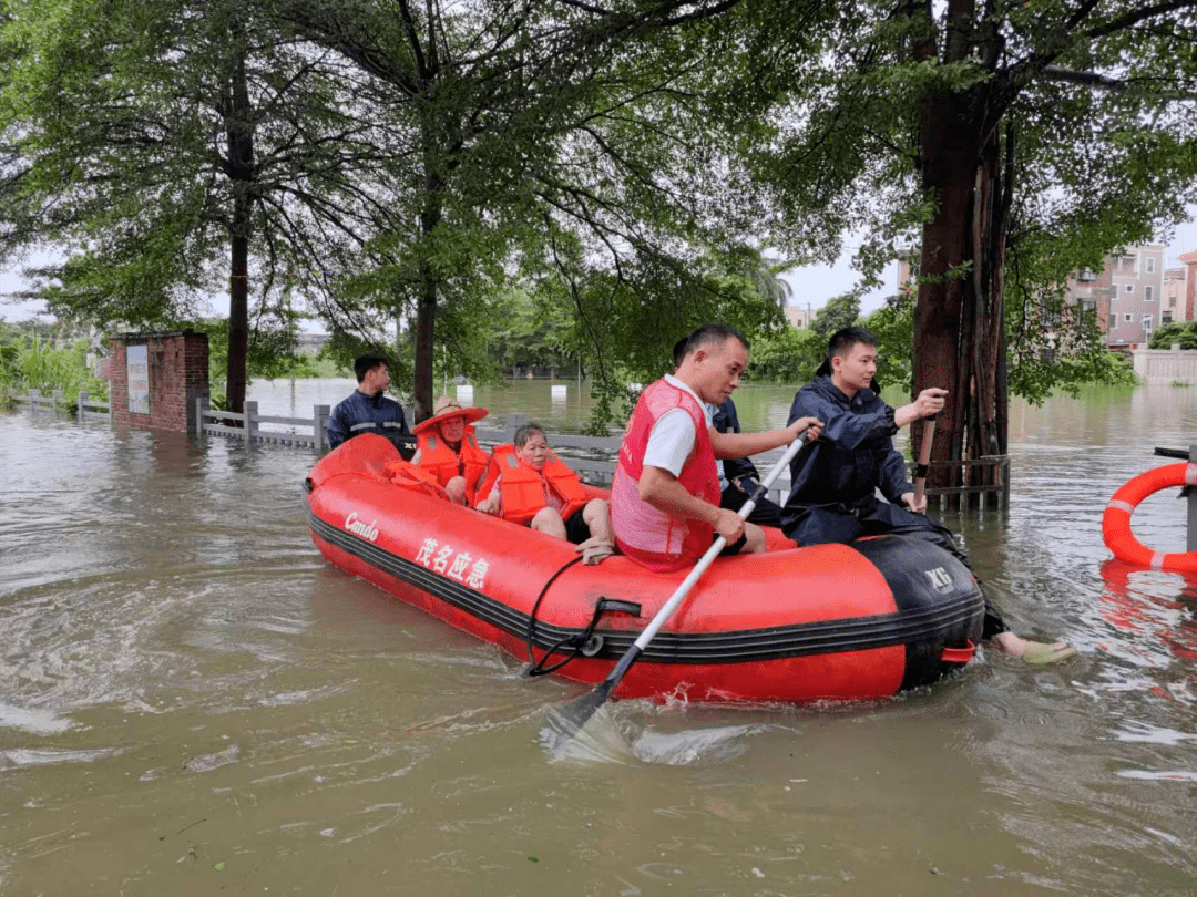 汛情发生后,茂南区第一时间启动防汛应急处置机制,区委,区政府主要