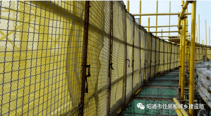 不得在脚手架安全立网外搭设悬挑式水平硬防护棚,可在脚手架安全立网