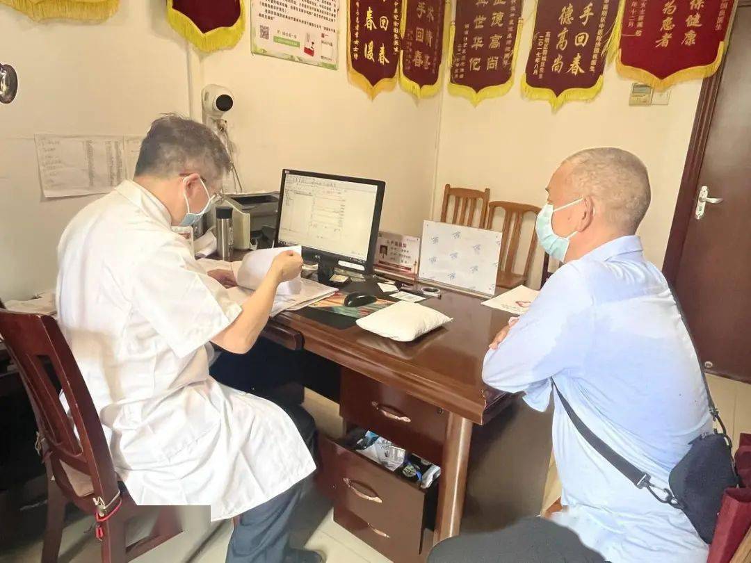 广东省名中医,高明区中医院副院长,主任中医师徐国良正在诊室为市民