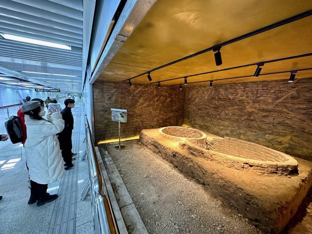 "在西安修地铁,一铲子下去没准就会挖到一个古墓,这不,在西安地铁6号