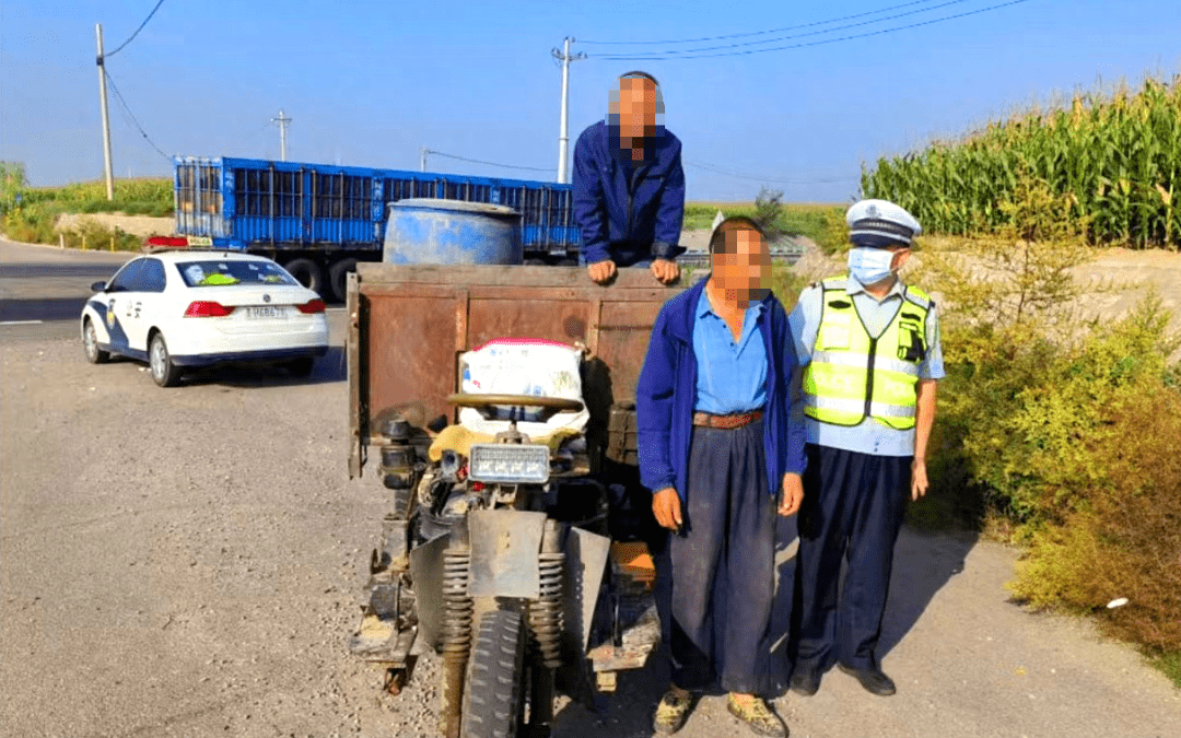 农用车违法载人危害大 务农路上别"误"安全| 夏季行动_处罚_人员_进行