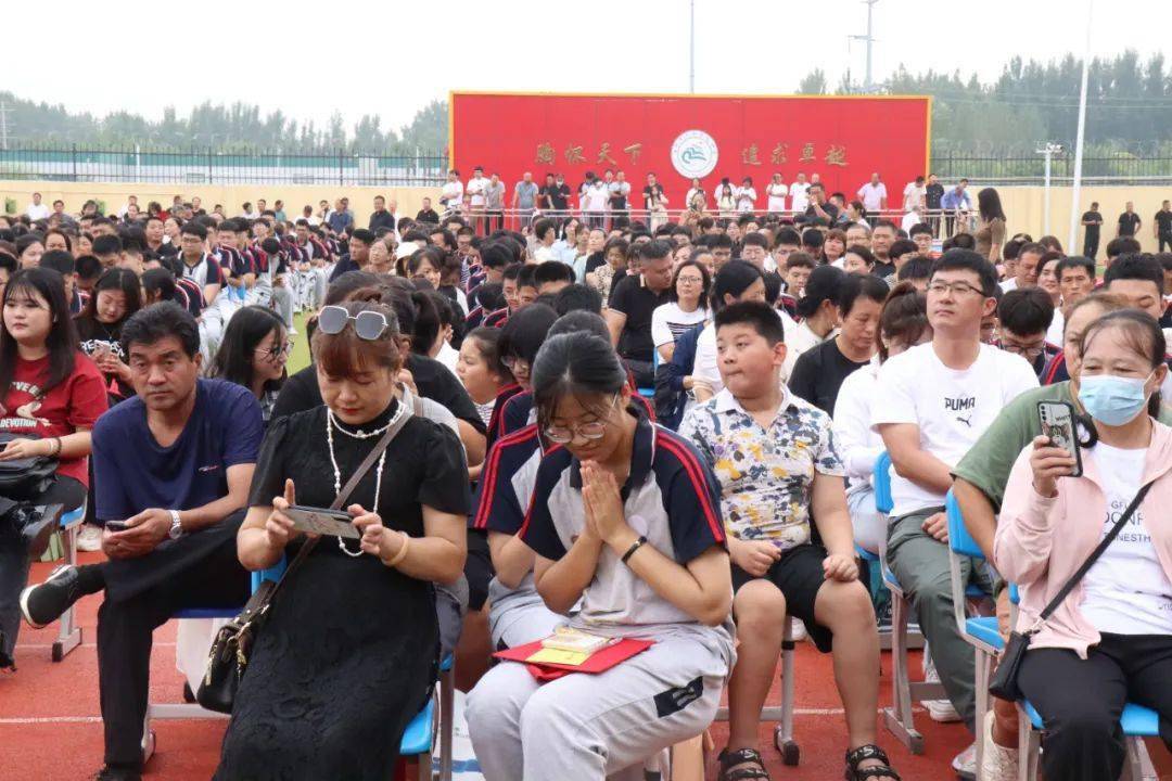 泊头市闻知高级中学举行高三学子成人礼活动_家长_祝福_梦想