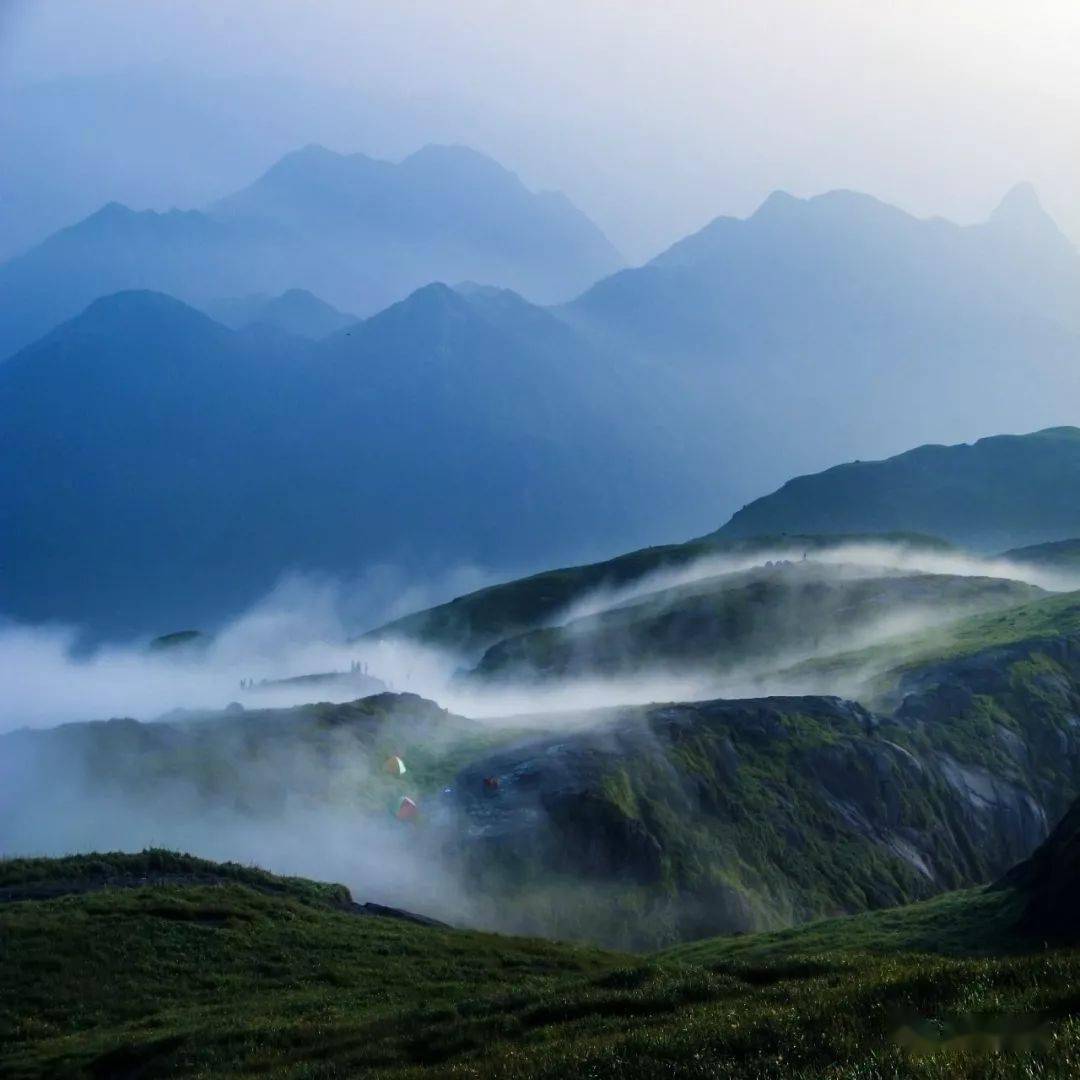 登上齐云山,可一览赣南的风景,它有着赣南屋脊的美誉,有原始森林和