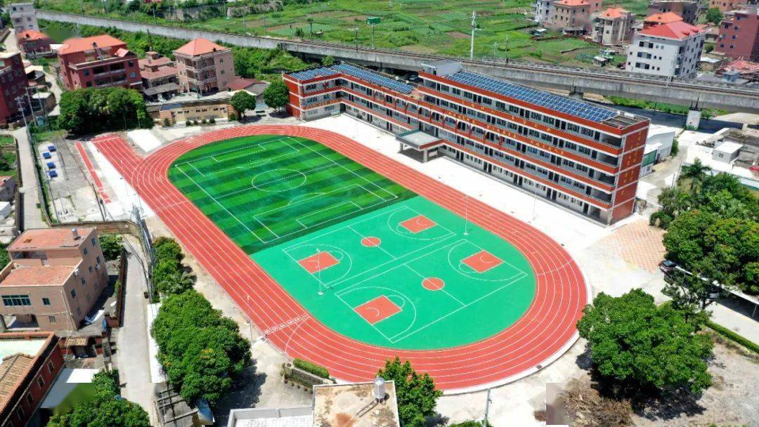 据了解,南安市南侨中学位于水头镇南侨村,占地29.