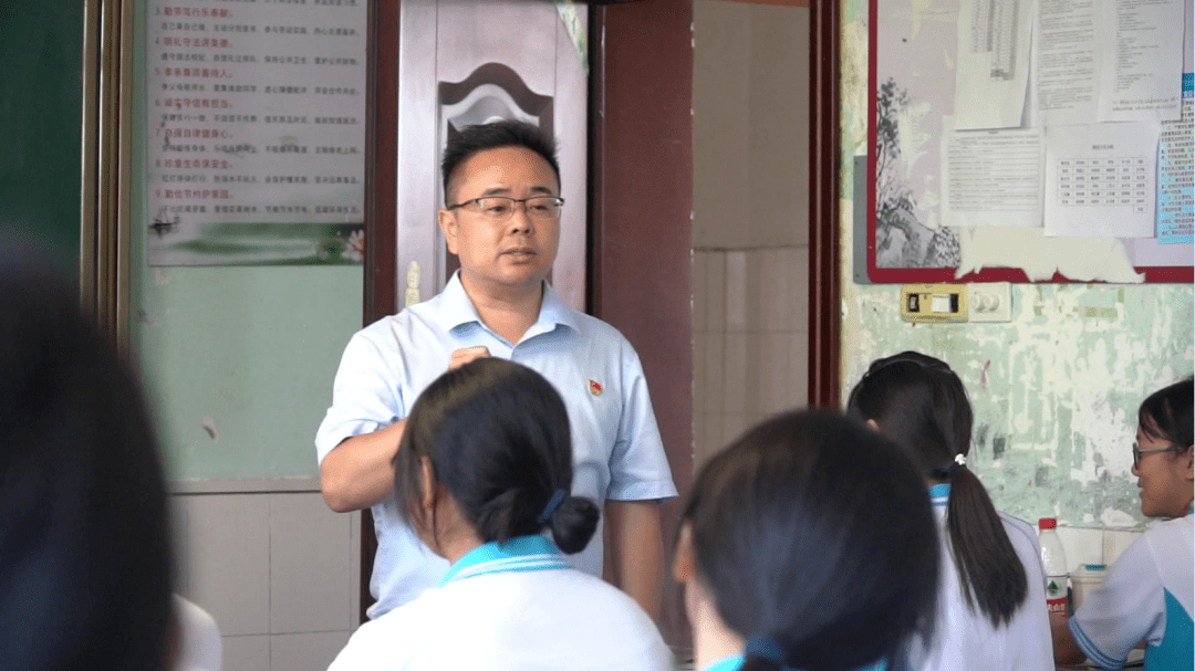 青年时期因为父母的一句"知识可以改变命运"让东溪中学党委书记邵利华