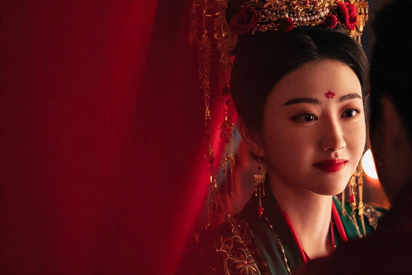 景甜古装婚服造型太吸睛,凤冠霞帔华丽大气,女神范十足!