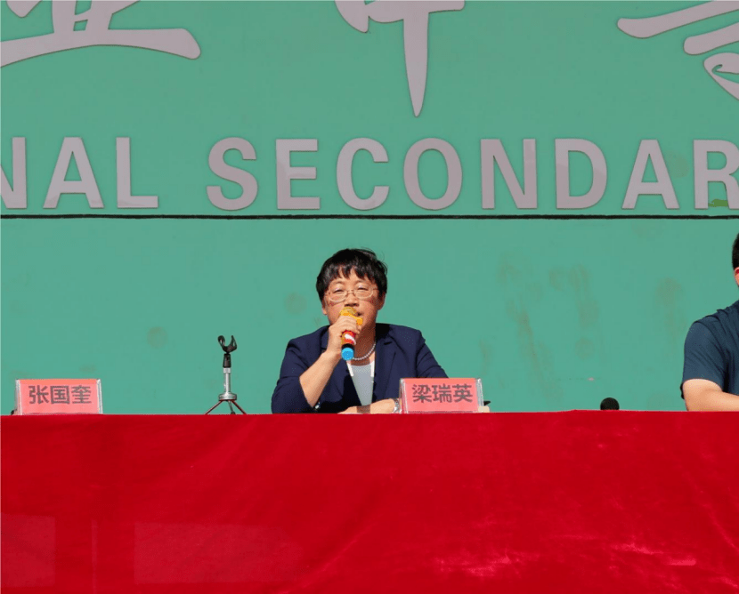 老生代表和新生代表发言教师代表王玉华老师发言希望全体师生以榜样