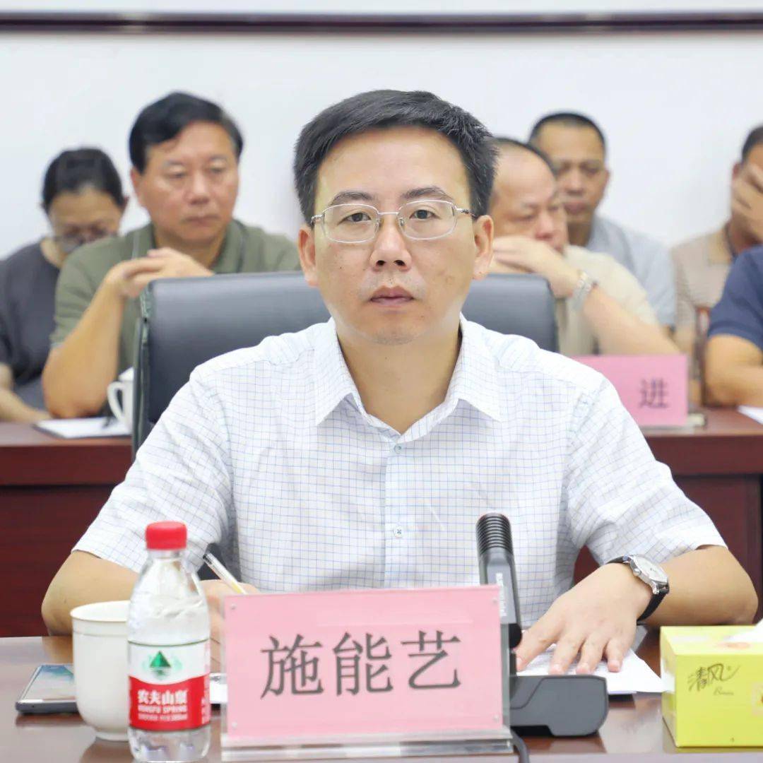 市政府副市长何世刚主持召开海棠区爱国卫生运动调度会