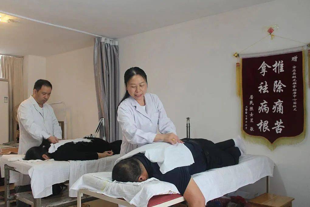 陆才美和丈夫苗挺龙在宝应城区开办推拿按摩诊所 刘延龙 摄1989年12月