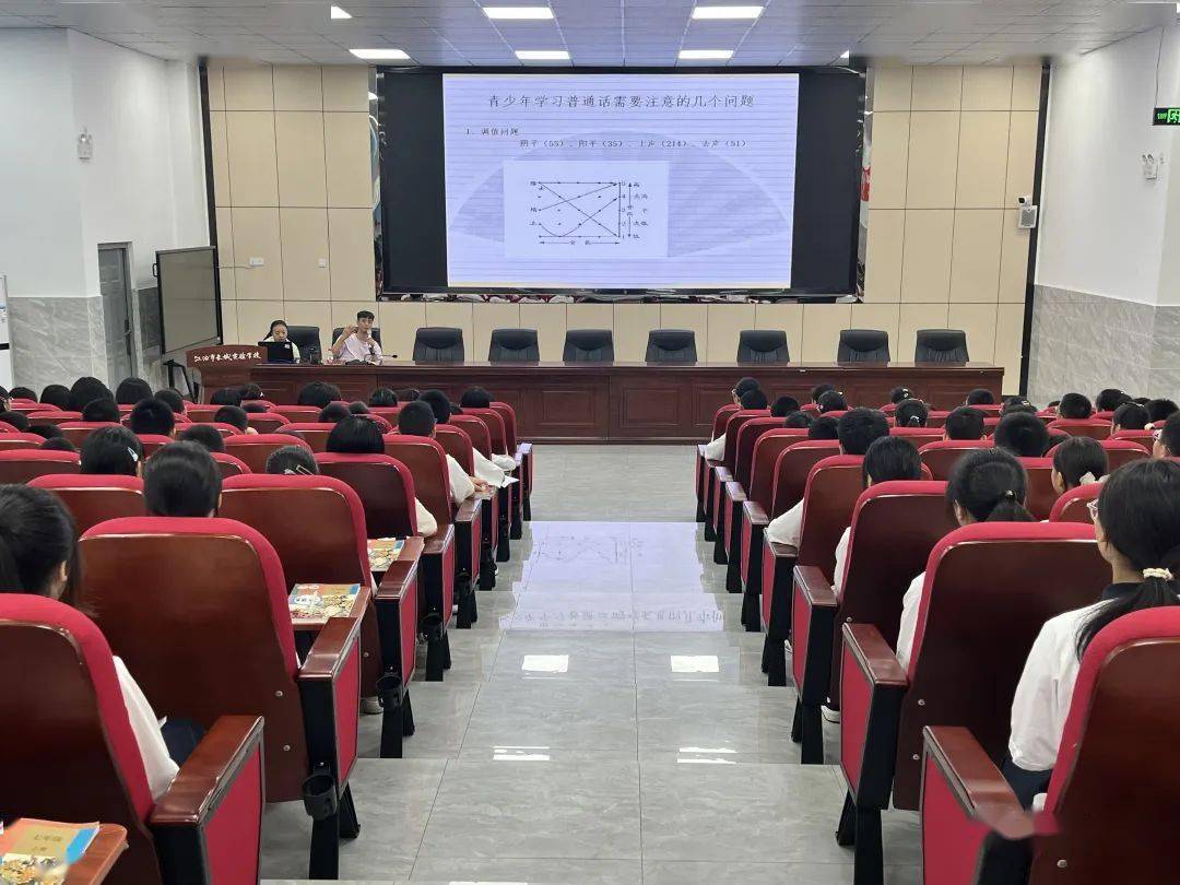 9月14号,江油长城实验学校邀请江油市融媒体中心主持人杜沄来到学校