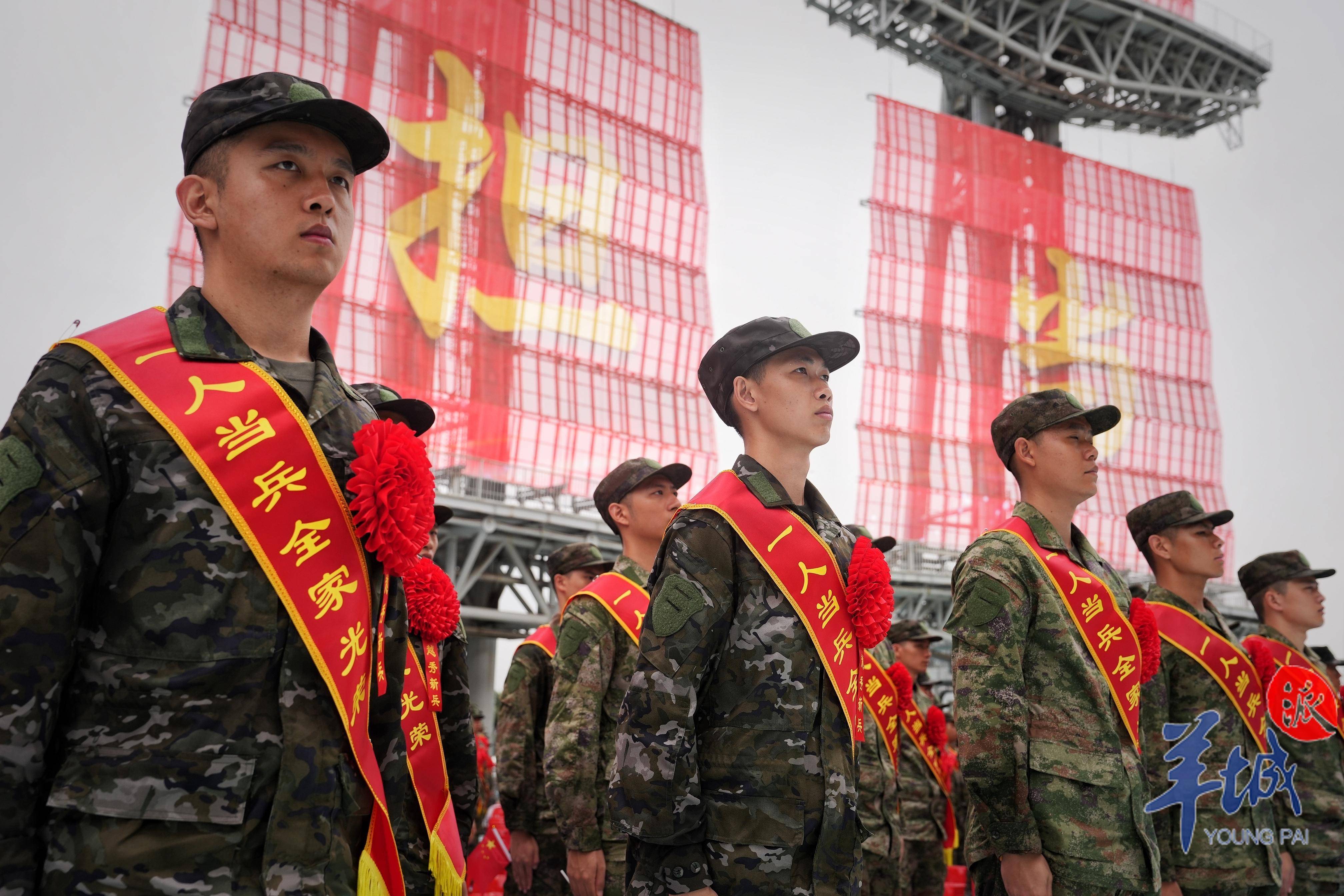 从街道得知自己还可以应征的消息后,他毫不犹豫地报名参军