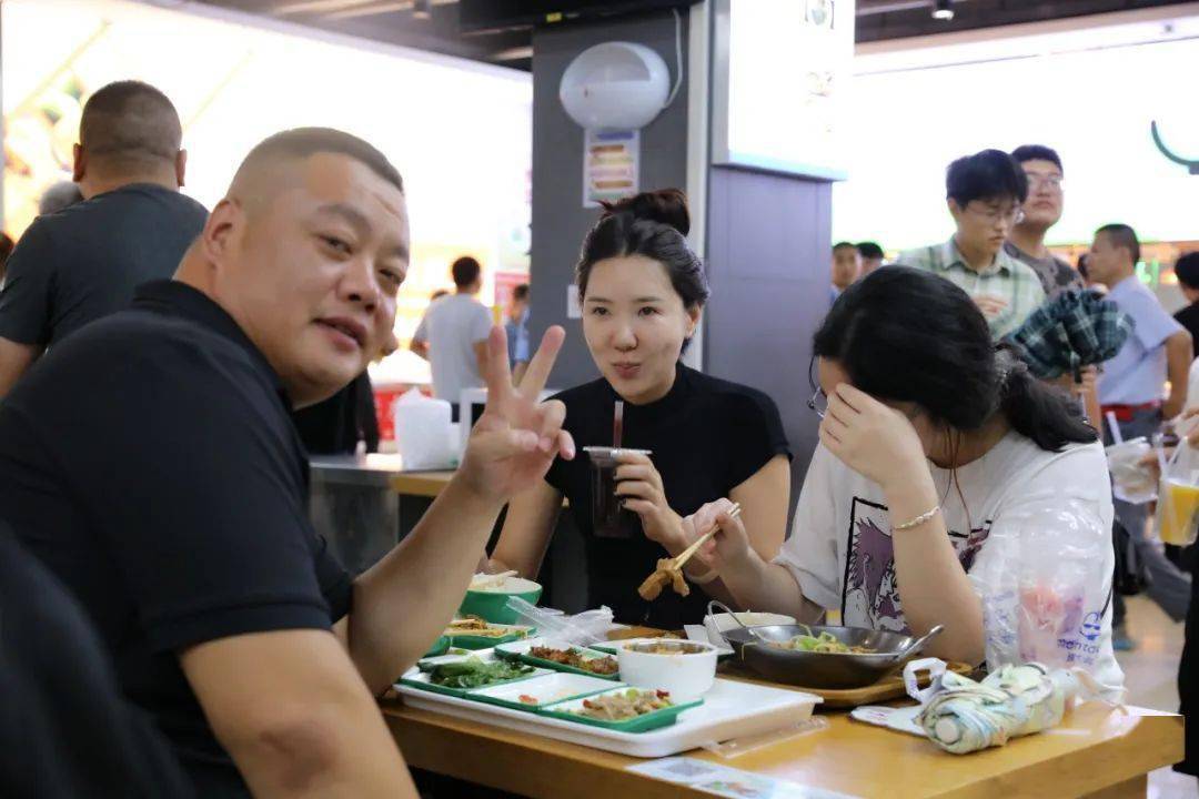 "终于体验到南信美食了!""一下车志愿者就过来了!""老师们真的很热情!