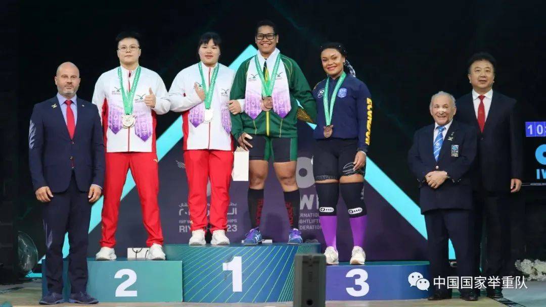 广西"00后"梁小梅破世界纪录夺冠!_汪周雨_抓举_成绩