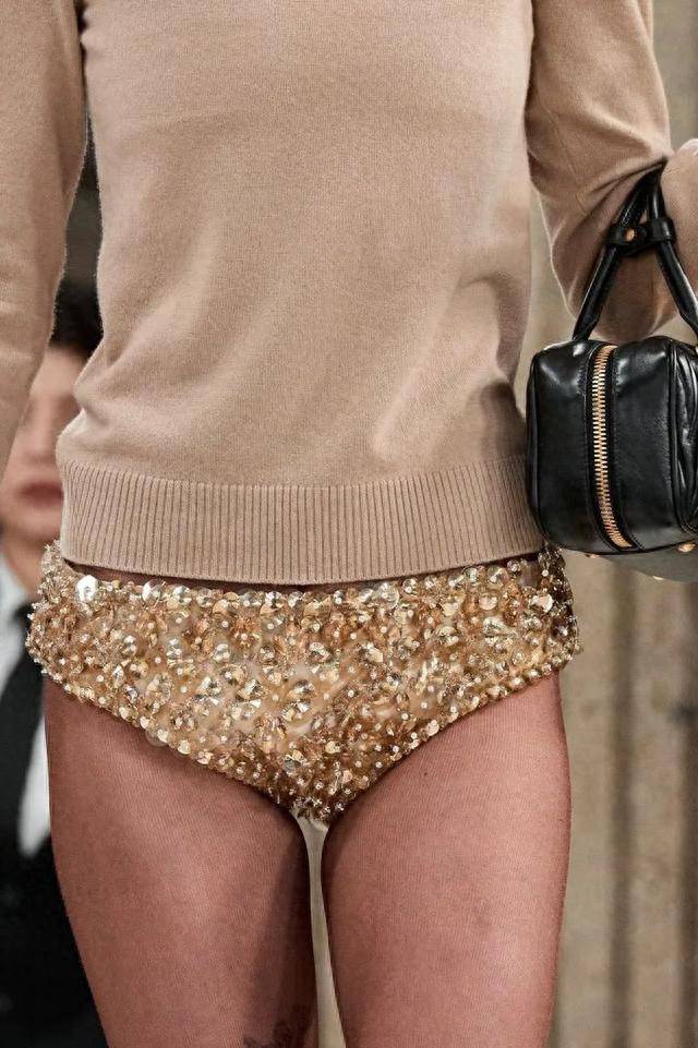 一个趋势|时髦辣妹只穿内裤就可以出门了~