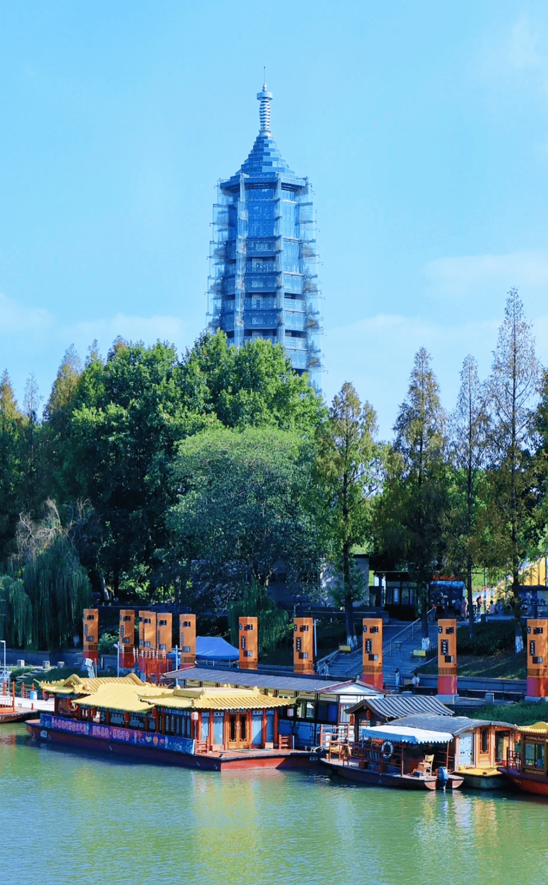 "寺中皇宫"之美誉为百寺之首和灵谷寺天界寺并称为金陵三大寺是中国