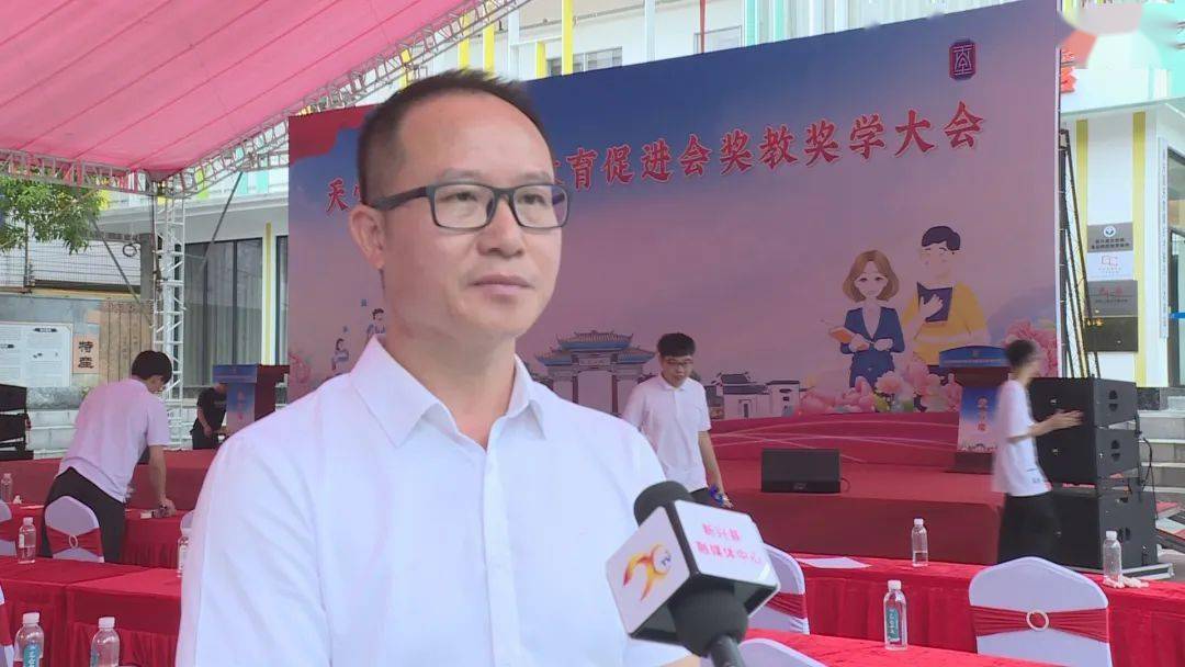 苏榕锦  新兴县天堂镇第二初级中学校长作为一名教师能参加今天的庆祝