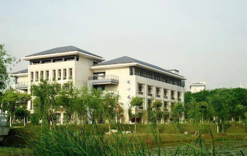 润园毗邻大学生活动中心和文心文济两栋教学楼,地理位置绝佳.