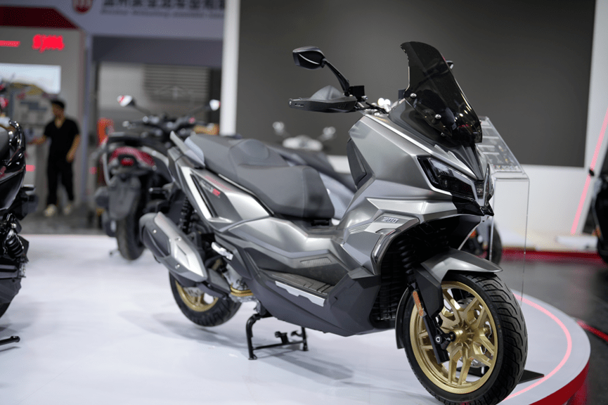 悍将携新秀,sym三阳机车亮相全新husky adv 300,clbcu丨摩博会特辑