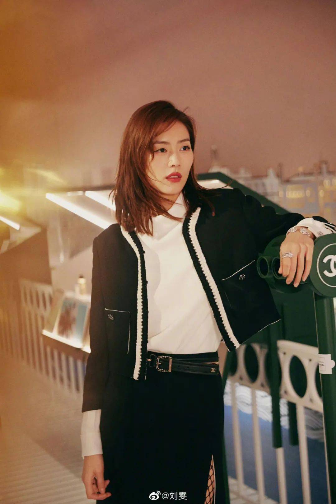 刘雯,周迅都爱的小香风,这样穿减龄又高级_牛仔裤_外套_颜色
