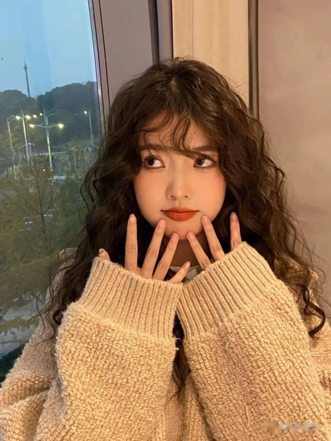 秋天发型流行"烫到顶"(40款)_时尚_刘海_自然