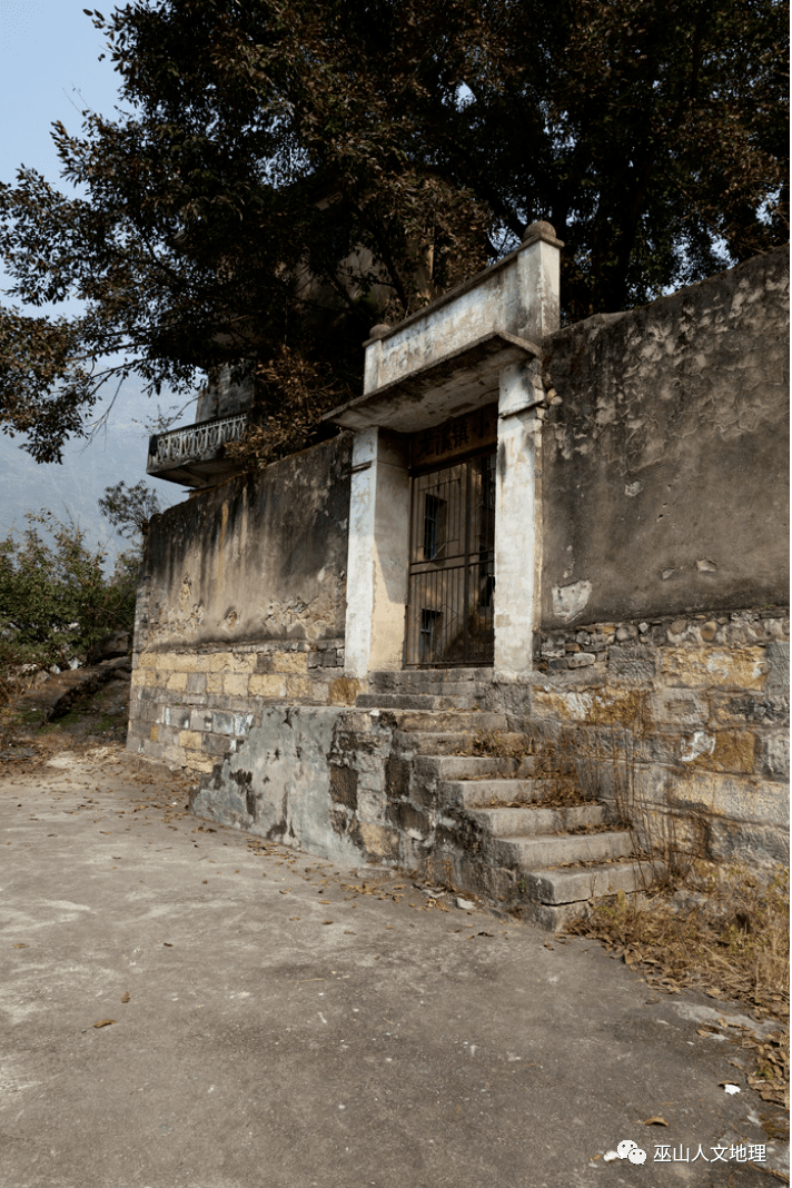 李先念率部突围,左路纵队于8月27日在毗邻巫山,巫溪的湖北房县上龛