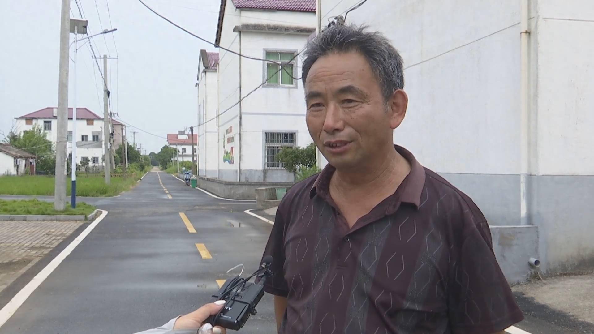 冈上镇冈上村委会干事 龚新华三年来,这里发生了翻天覆地地变化,水泥