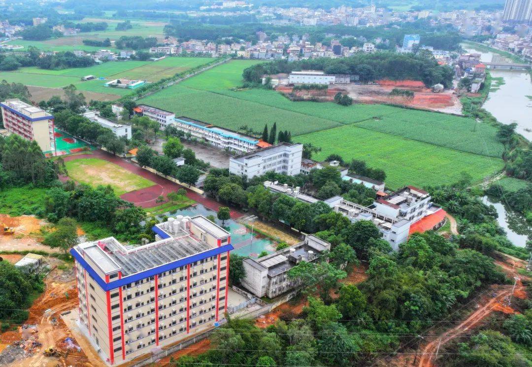 (图片:博罗县融媒体中心)走进柏塘中学的新宿舍楼,只见每间宿舍配套