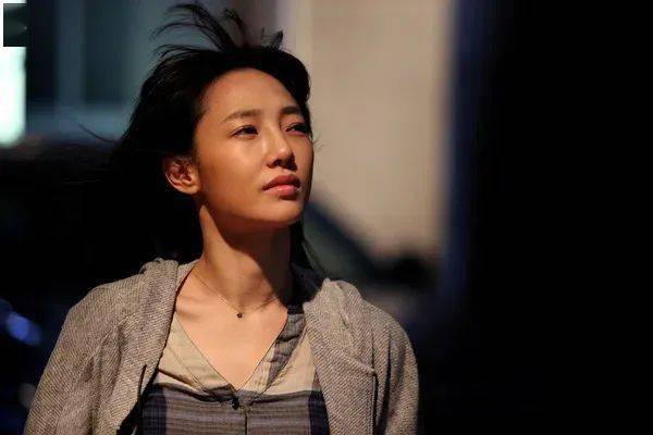 《失恋33天》中的白百何一直以来,都市感是"小妞"作品必不可缺的一大