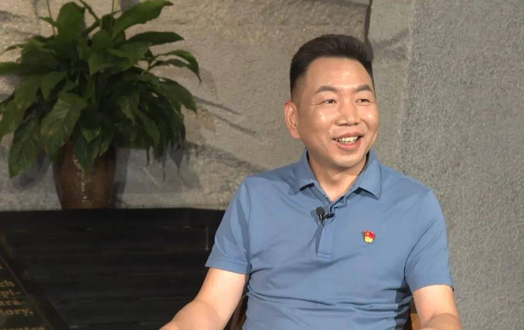 因为几句承诺,这位大哥一直走在公益路上_沈智_家乡_孩子