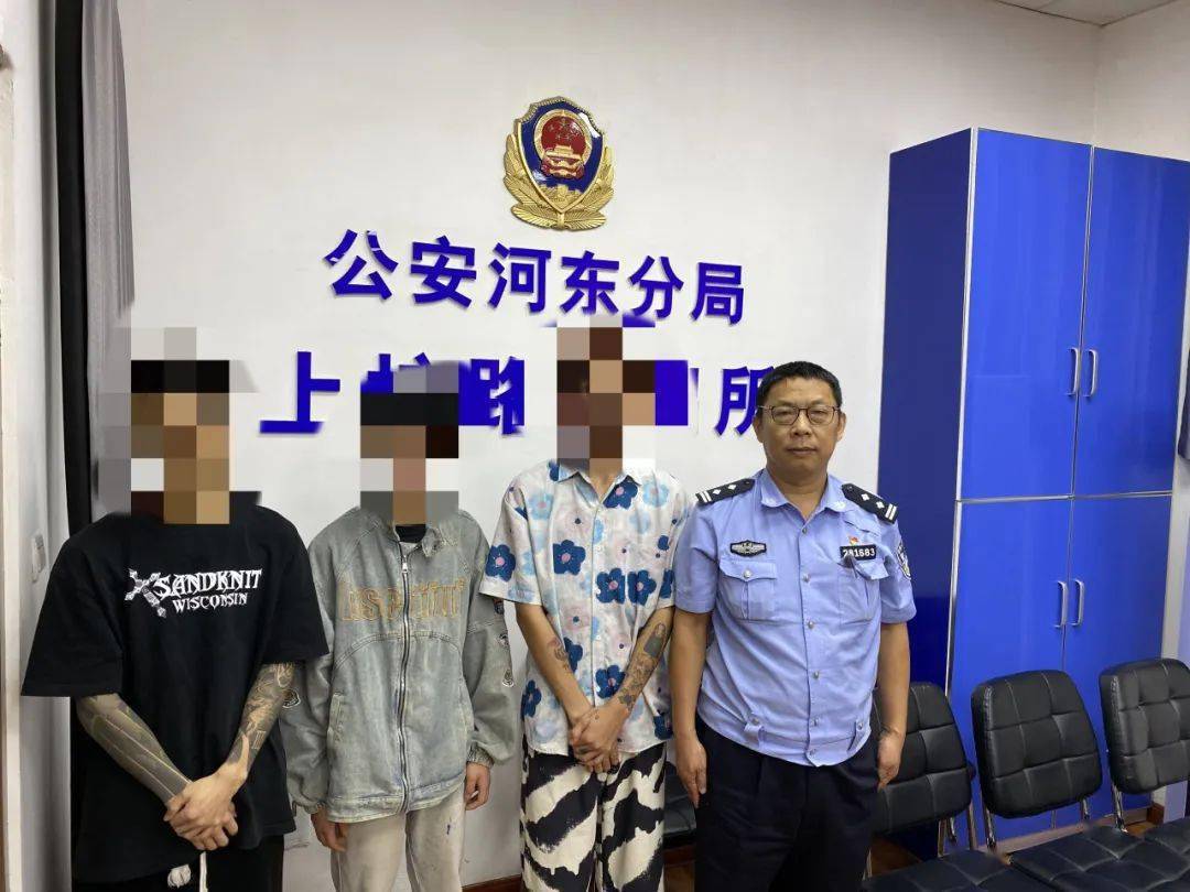 一旦禁不住诱惑扫描卡片上的二维码下载app,便会落入诈骗分子的圈套