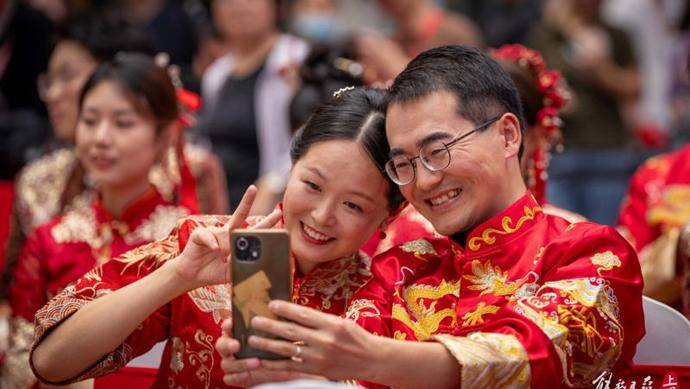 玫瑰婚典上,一对"带着孩子来结婚"的夫妻受到特别